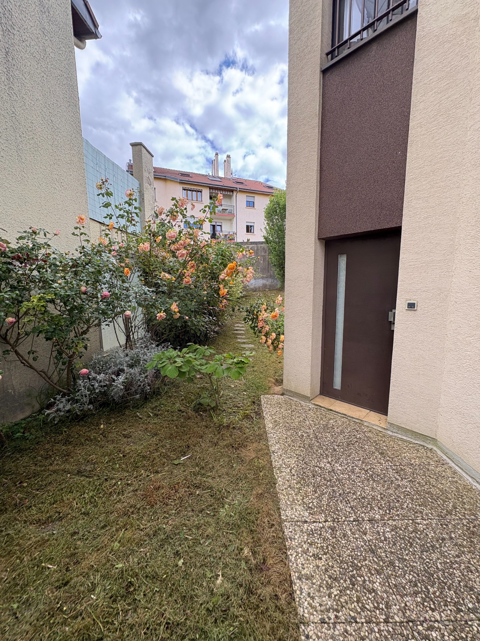 Après : herbes coupées et passage dégagé le long de la maison